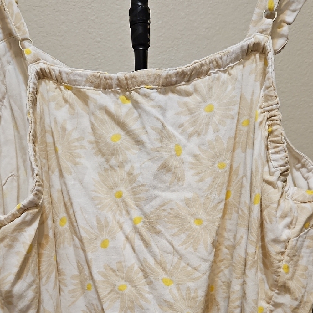 torrid White Sleeveless Daisy Button-Up Top with Yellow Accents - Picture 4 of 6